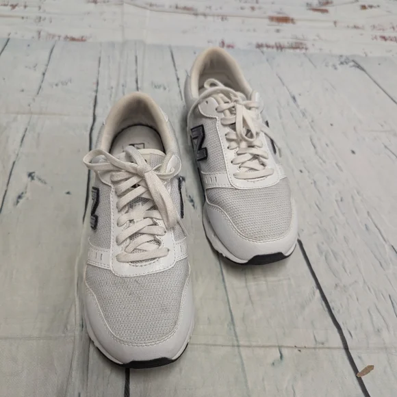 New Balance 311 tennis shoes - Picture 2 of 8